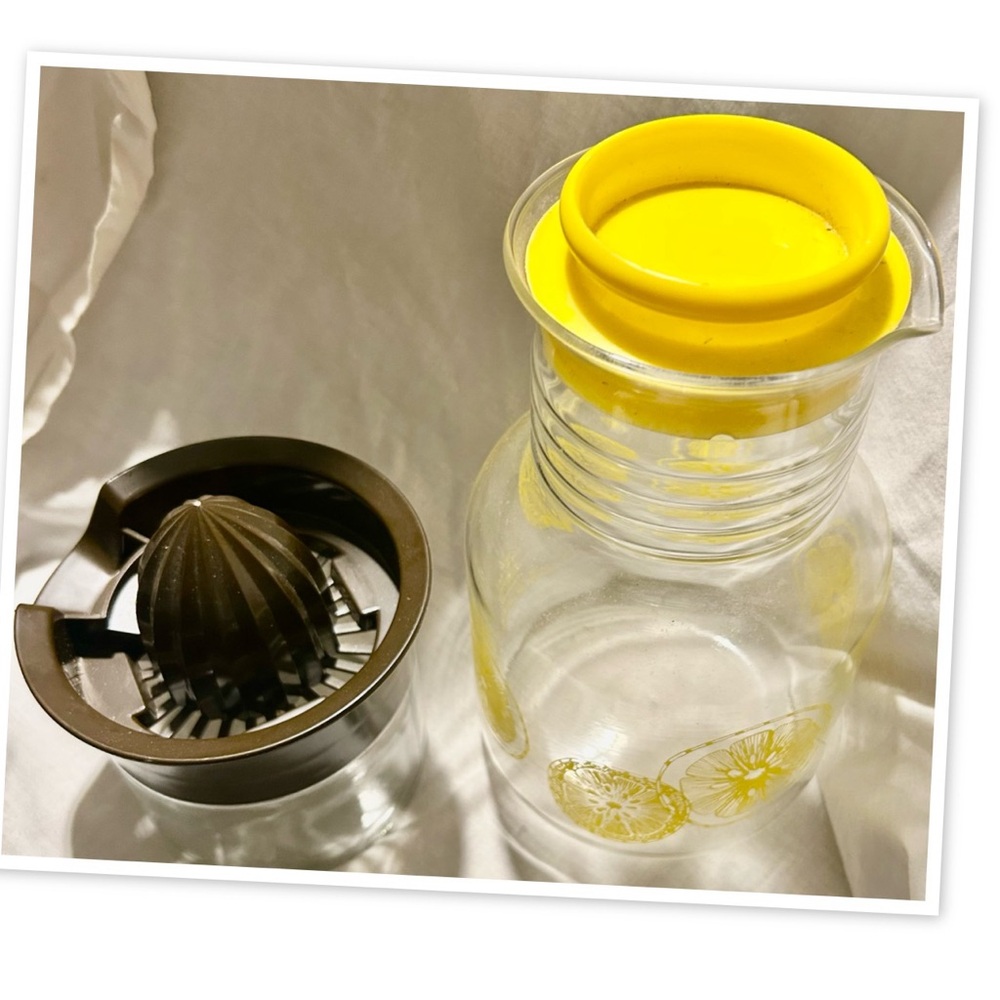 Classic Juicer & Pitcher Set with Yellow and Black Accents - Picture 3 of 4